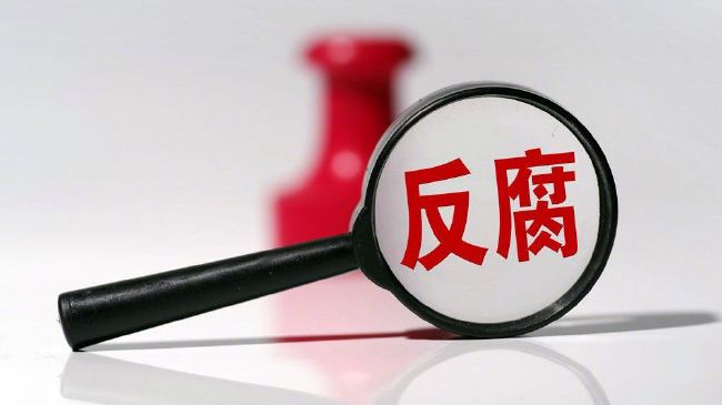 姐姐兴奋的喝着蜜汁